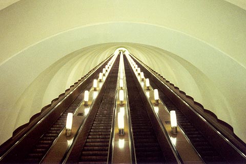 Impresionante escalera mecanica, el metro de San Petersburgo posee las mas largas del mundo